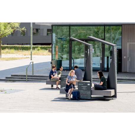 Išmanus suoliukas su saulės baterija, USB įkrovimu ir Smart City funkcijomis 'Smart Bench 1 Hybrid'
