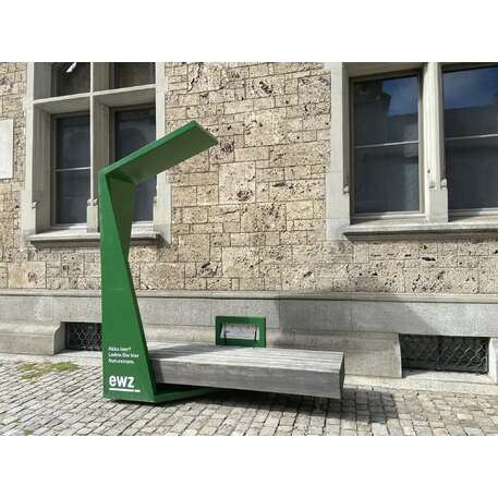 Išmanus suoliukas su saulės baterija, USB įkrovimu ir Smart City funkcijomis 'Smart Bench 1 Hybrid'