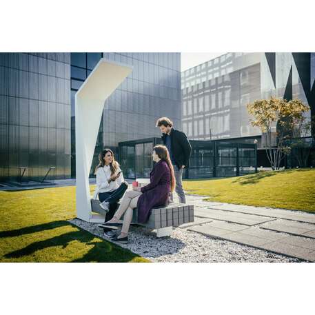 Išmanus suoliukas su saulės baterija, USB įkrovimu ir Smart City funkcijomis 'Smart Bench 1 Hybrid'