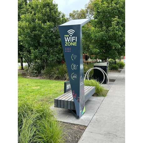 Išmanus suoliukas su saulės baterija, USB įkrovimu ir Smart City funkcijomis 'Smart Bench 1 Hybrid'