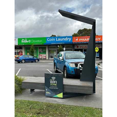 Išmanus suoliukas su saulės baterija, USB įkrovimu ir Smart City funkcijomis 'Smart Bench 1 Hybrid'