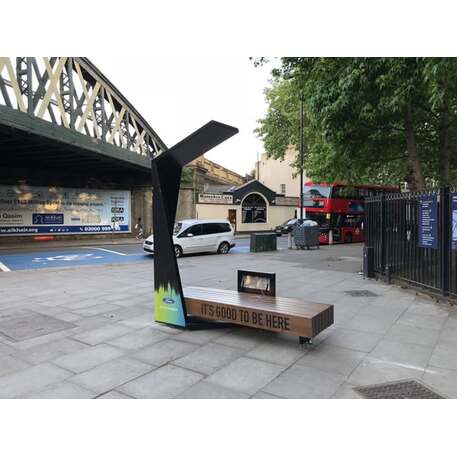Išmanus suoliukas su saulės baterija, USB įkrovimu ir Smart City funkcijomis 'Smart Bench 1 Hybrid'