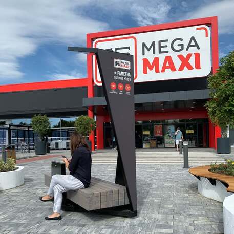 Išmanus suoliukas su saulės baterija, USB įkrovimu ir Smart City funkcijomis 'Smart Bench 1 Hybrid'