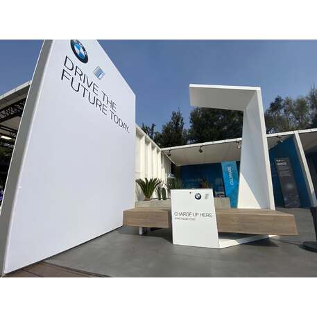 Išmanus suoliukas su saulės baterija, USB įkrovimu ir Smart City funkcijomis 'Smart Bench 1 Hybrid'