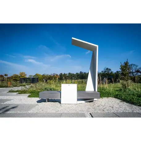 Išmanus suoliukas su saulės baterija, USB įkrovimu ir Smart City funkcijomis 'Smart Bench 1 Hybrid'