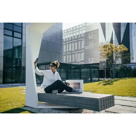 Išmanus suoliukas su saulės baterija, USB įkrovimu ir Smart City funkcijomis 'Smart Bench 1 Hybrid'