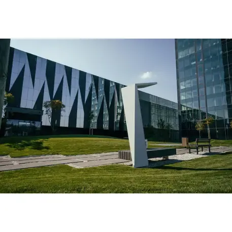 Išmanus suoliukas su saulės baterija, USB įkrovimu ir Smart City funkcijomis 'Smart Bench 1 Hybrid'