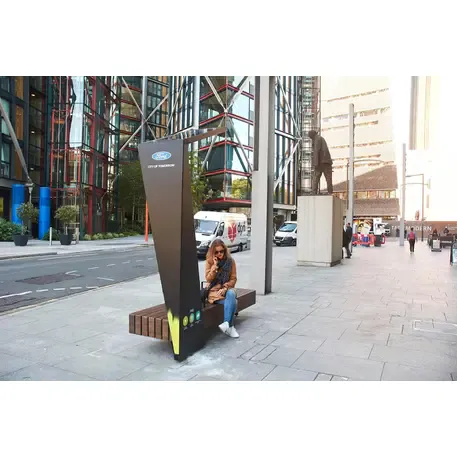 Išmanus suoliukas su saulės baterija, USB įkrovimu ir Smart City funkcijomis 'Smart Bench 1 Hybrid'