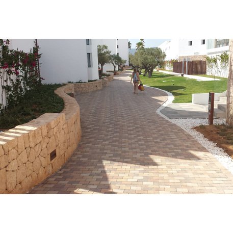 Collezione di pavimentazioni in calcestruzzo di varie dimensioni e colori 'Terana® taco'