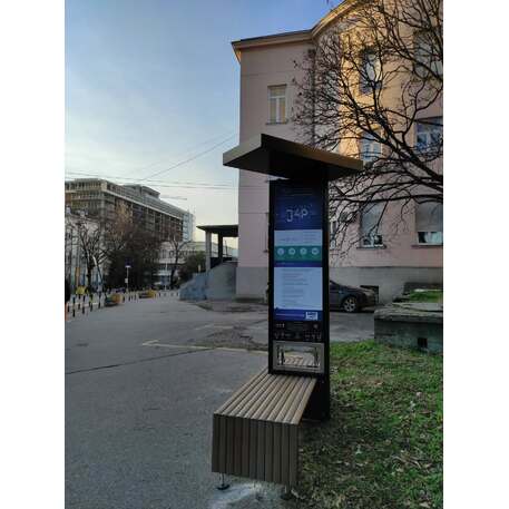Išmanus suoliukas su saulės baterija, USB įkrovimu ir Smart City funkcijomis 'Smart Bench 2 Hybrid'