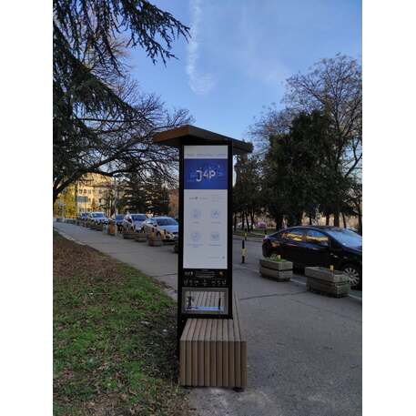Išmanus suoliukas su saulės baterija, USB įkrovimu ir Smart City funkcijomis 'Smart Bench 2 Hybrid'