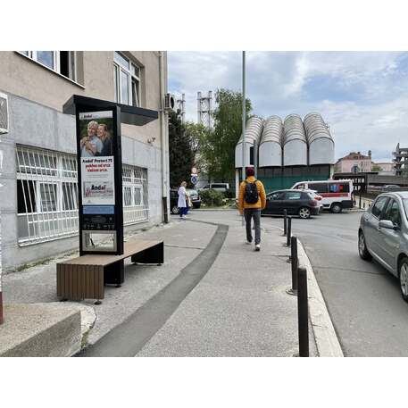 Išmanus suoliukas su saulės baterija, USB įkrovimu ir Smart City funkcijomis 'Smart Bench 2 Hybrid'