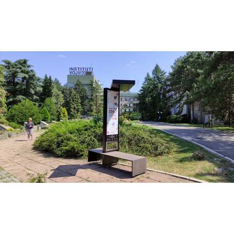 Išmanus suoliukas su saulės baterija, USB įkrovimu ir Smart City funkcijomis 'Smart Bench 2 Hybrid'