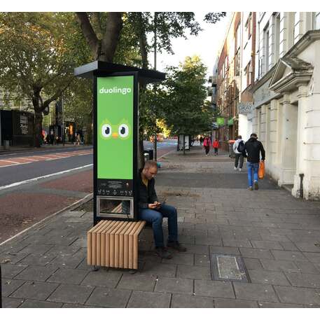 Išmanus suoliukas su saulės baterija, USB įkrovimu ir Smart City funkcijomis 'Smart Bench 2 Hybrid'