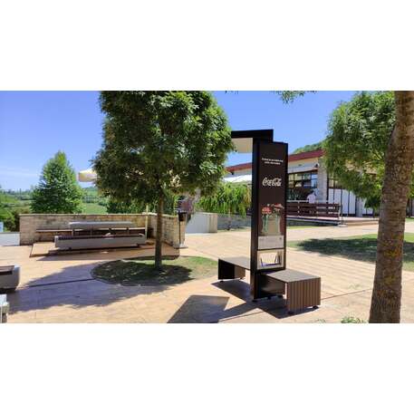 Išmanus suoliukas su saulės baterija, USB įkrovimu ir Smart City funkcijomis 'Smart Bench 2 Hybrid'
