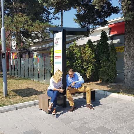 Išmanus suoliukas su saulės baterija, USB įkrovimu ir Smart City funkcijomis 'Smart Bench 2 Hybrid'