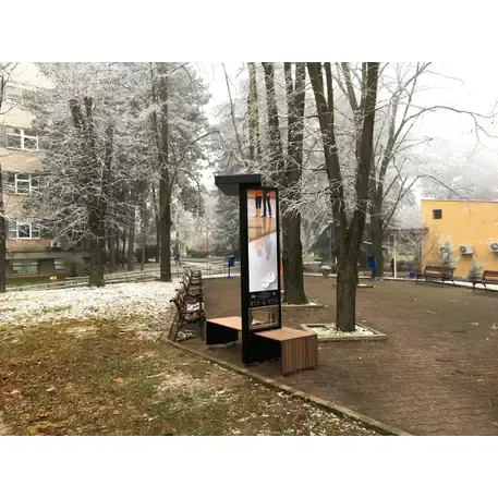Išmanus suoliukas su saulės baterija, USB įkrovimu ir Smart City funkcijomis 'Smart Bench 2 Hybrid'