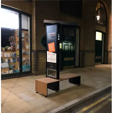 Išmanus suoliukas su saulės baterija, USB įkrovimu ir Smart City funkcijomis 'Smart Bench 2 Hybrid'
