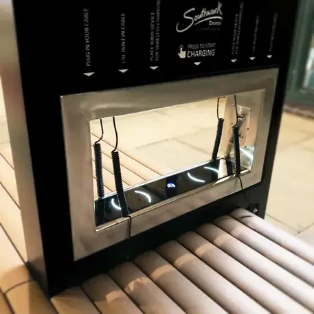 Išmanus suoliukas su saulės baterija, USB įkrovimu ir Smart City funkcijomis 'Smart Bench 2 Hybrid'