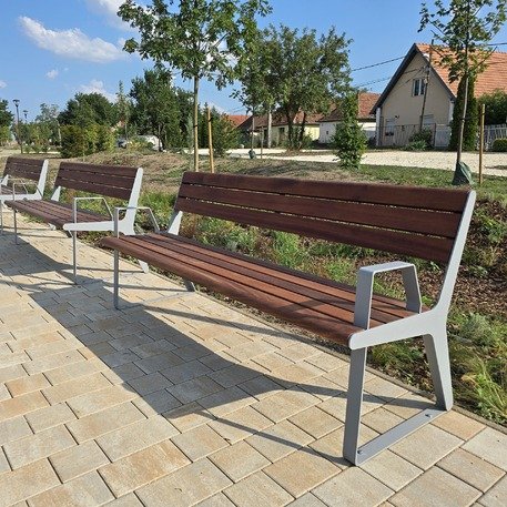 Metalinis suolas (suoliukas) su atlošu, pagamintas iš Iroko medienos 'Flow / 001252'