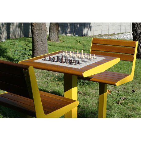 Metalinis šachmatų stalas su dviem sėdimomis kėdėmis su atlošu, pagamintomis iš Iroko medienos 'Premium / STF/002210/MDL'
