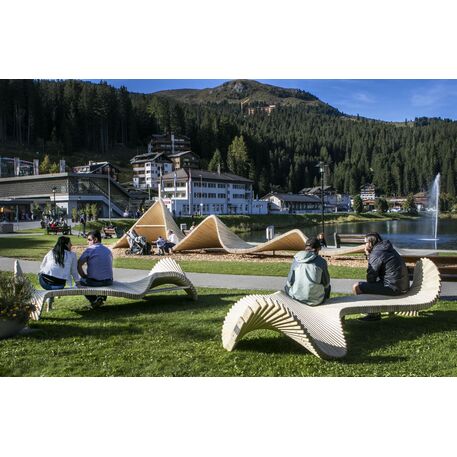 Lauko suoliukas-skulptūra viešosioms erdvėms „Family“ iš kolekcijos Smartcity®