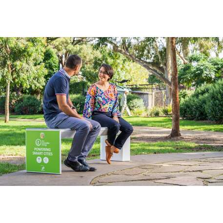 Išmanus suoliukas su saulės baterija, USB įkrovimu ir Smart City funkcijomis 'Sun Smart Bench'