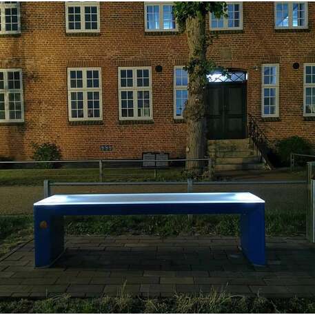 Išmanus suoliukas su saulės baterija, USB įkrovimu ir Smart City funkcijomis 'Sun Smart Bench'