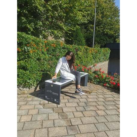 Išmanus suoliukas su saulės baterija, USB įkrovimu ir Smart City funkcijomis 'Sun Smart Bench'