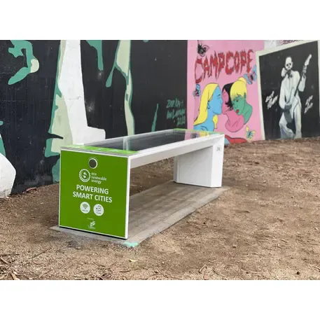 Išmanus suoliukas su saulės baterija, USB įkrovimu ir Smart City funkcijomis 'Sun Smart Bench'