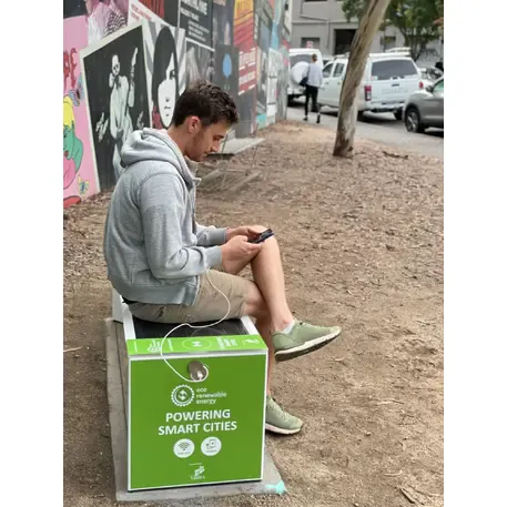 Išmanus suoliukas su saulės baterija, USB įkrovimu ir Smart City funkcijomis 'Sun Smart Bench'