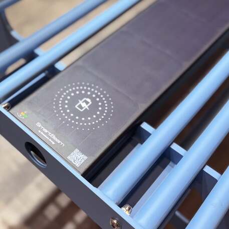 'SmartBeam Bench' – išmanusis modulis suoliukams su saulės energija, USB įkrovimu ir „Smart City“ funkcijomis