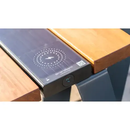 'SmartBeam Bench' – išmanusis modulis suoliukams su saulės energija, USB įkrovimu ir „Smart City“ funkcijomis