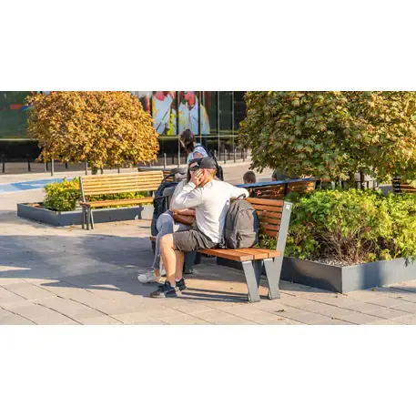 'SmartBeam Bench' – išmanusis modulis suoliukams su saulės energija, USB įkrovimu ir „Smart City“ funkcijomis