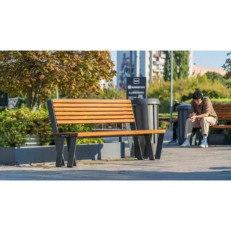 'SmartBeam Bench' – išmanusis modulis suoliukams su saulės energija, USB įkrovimu ir „Smart City“ funkcijomis