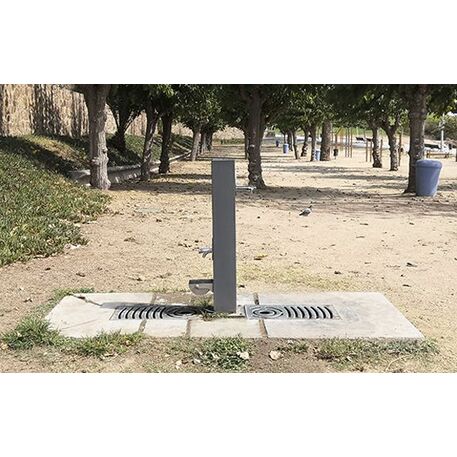 Outdoor drinking fountains of metal 'Dogi'