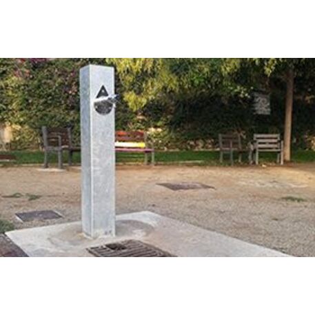 Outdoor drinking fountains of metal 'Gota'