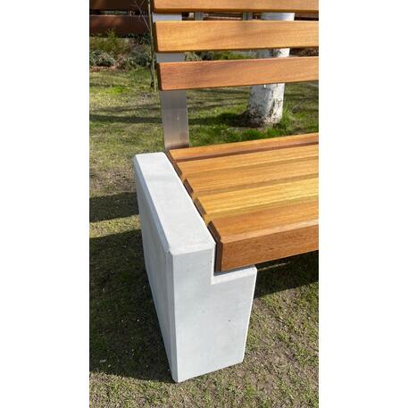 Lauko / Vidaus betoninis suolas su atlošu, IROKO medienos apdaila 'STF/22-04-15/MDL'
