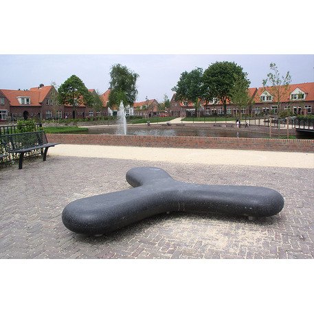 Concrete bench 'Boomerang'