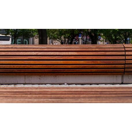 Lauko / Vidaus betoninis suolas be atlošo su sėdima dalimi iš IROKO medienos 'STF/20-02-35MDL'