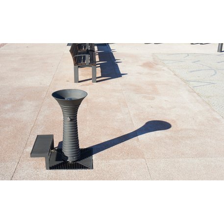 Outdoor drinking fountains of metal 'Cast Iron / COMENDADOR with Step'