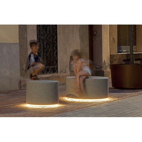 Lauko betoninis pufas su LED apšvietimu 'SOC'
